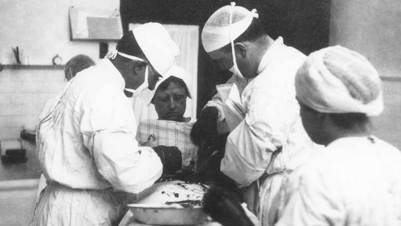 Florence Hederson in the operating room with Dr. Charles H. Mayo. 