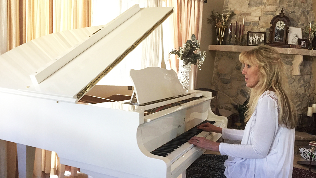 After months of living with sharp, shooting pain in her arm, Corrine Craig sought help at Mayo Clinic. Her care and treatment by a multidisciplinary team took away the pain and allowed the piano player to return to the pastime she loves. 